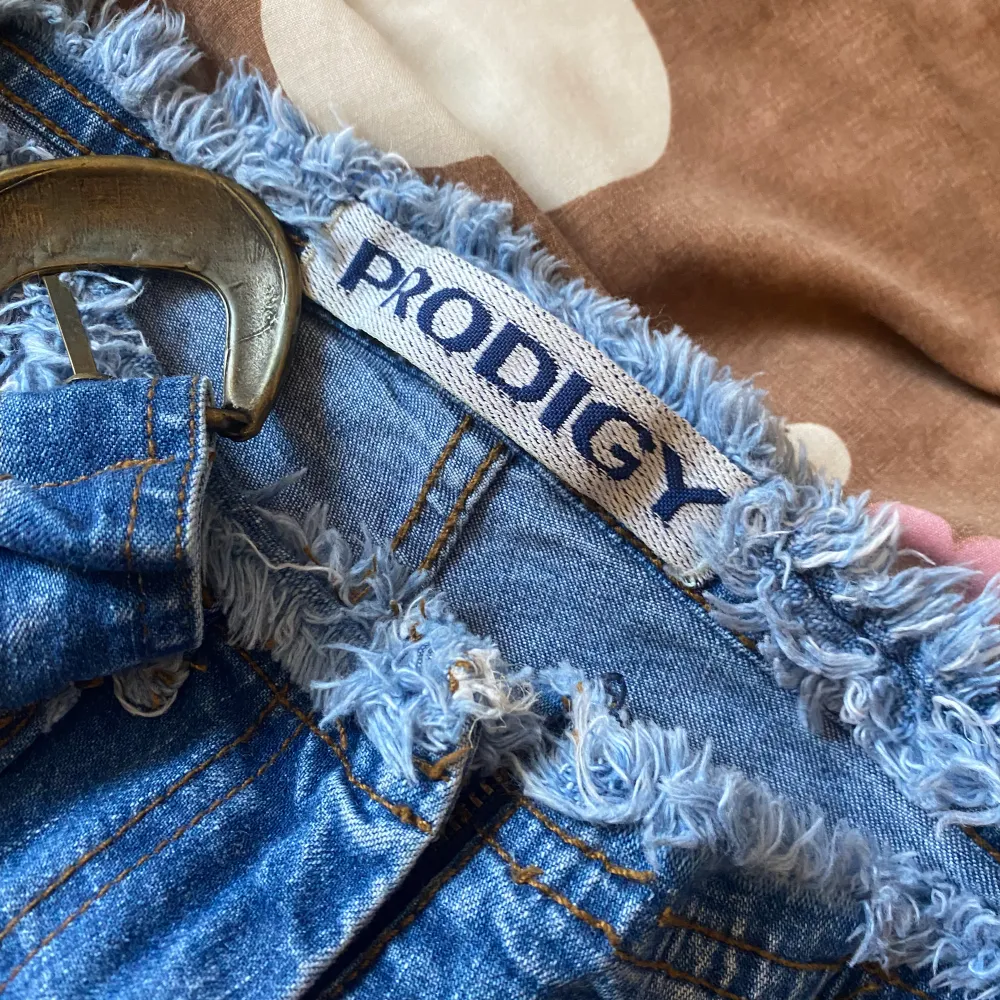Lågmidjade jeans från 90 talet av märket Prodigy  Midjemått rakt över: 37 Innerbenslängd: 83,5 Bredd längst ner: 26. Jeans & Byxor.