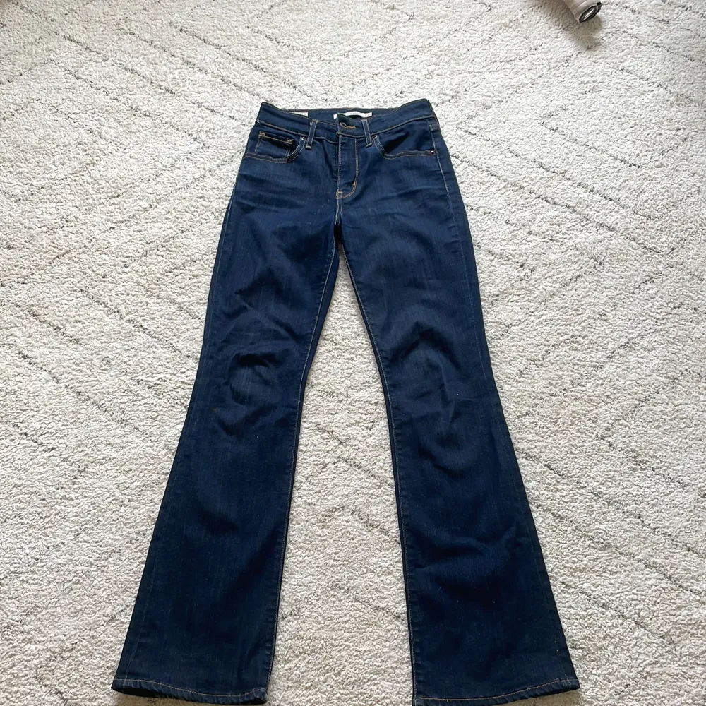 Säljer ett par skitsnygga jeans från Levi’s då de har blivit för små för mig. De är i nyskick. Köpta för 1249kr. Om man vill ha bild på så kom privat!! Pris kan diskuteras!!❤️. Jeans & Byxor.