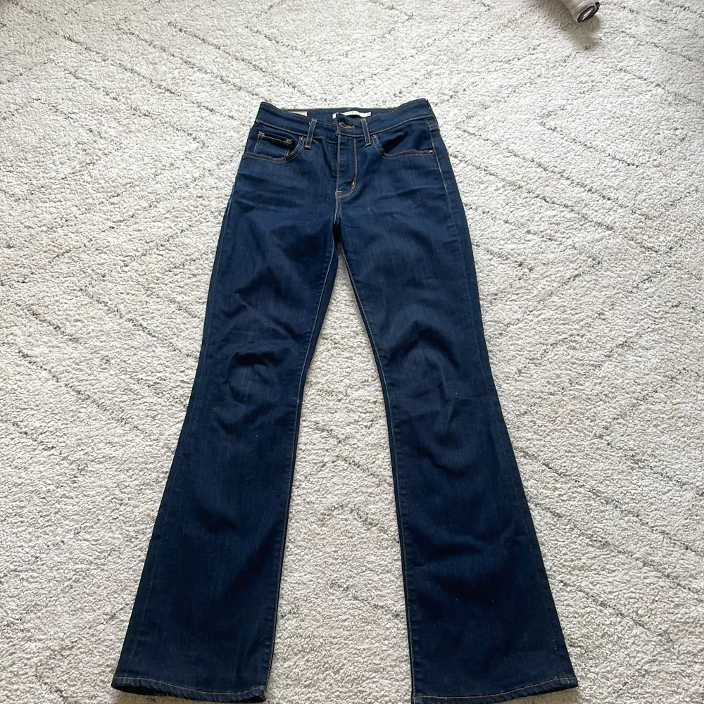Säljer ett par skitsnygga jeans från Levi’s då de har blivit för små för mig. De är i nyskick. Köpta för 1249kr säljer för 500. Om man vill ha bild på så kom privat!!. Jeans & Byxor.