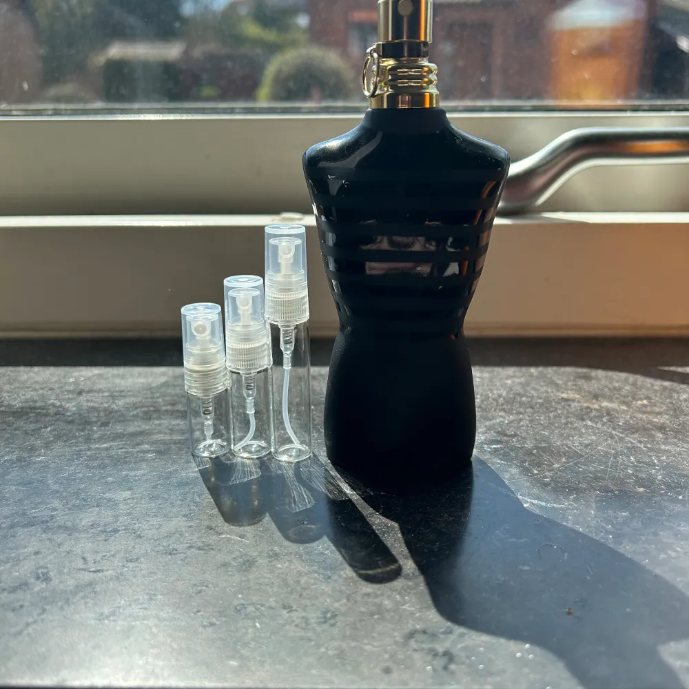 Säljer nu samples på min Le male le Parfum från Jean Paul Gaultier. En av mina personliga favoriter för kallare dagar. Väldigt mjuk, romantisk och maskulin doft. Säljer i följande storlekar och priser: 2ml 50kr / 3ml 70 kr / 5 ml 100 kr. Övrigt.