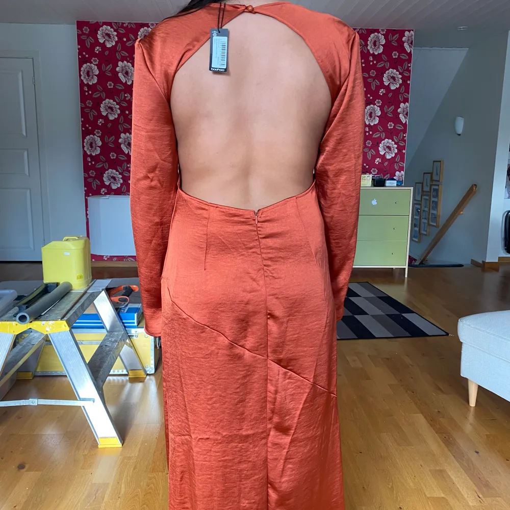 Orange/kopparfärgad jättefin långklänning från Boohoo i storlek 42, men skulle säga att den snarare motsvarar en 40💕 säljer då den var för stor på mig! Pris kan diskuteras (varan är helt oanvänd). Klänningar.