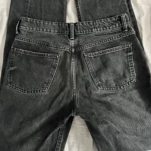 Säljer mina svarta zara jeans i modellen midwaist straight i storlek 36 då dom inte längre passar mig. De är använda väl men fortfarande i väldigt bra skick. Köpte dom för 400kr, hör av er vid intresse!🥰