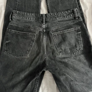 Zara jeans midwaist  - Säljer mina svarta zara jeans i modellen midwaist straight i storlek 36 då dom inte längre passar mig. De är använda väl men fortfarande i väldigt bra skick. Köpte dom för 400kr, hör av er vid intresse!🥰
