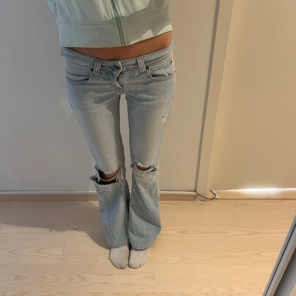 Jättesnygga Low waist jeans med hål💗💗. Jeans & Byxor.