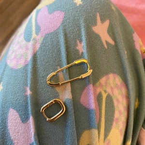 Örhägen i guld - Inte äkta! Jätte coola örhängen men blev aldrig att jag använde dem :/ 