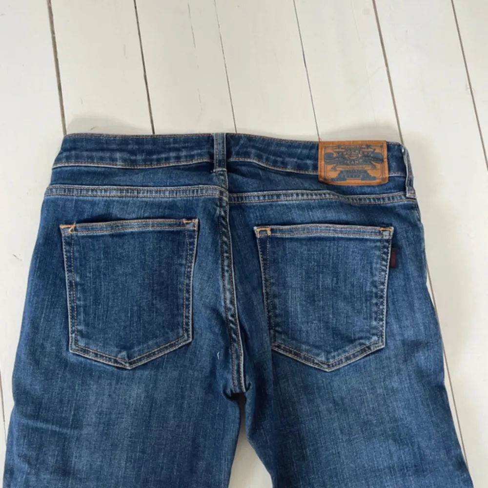 super fina lågmidjade bootcut jeans från crocker, storlek W27 L32. Köp direkt för 200kr🤩🤩💞. Jeans & Byxor.
