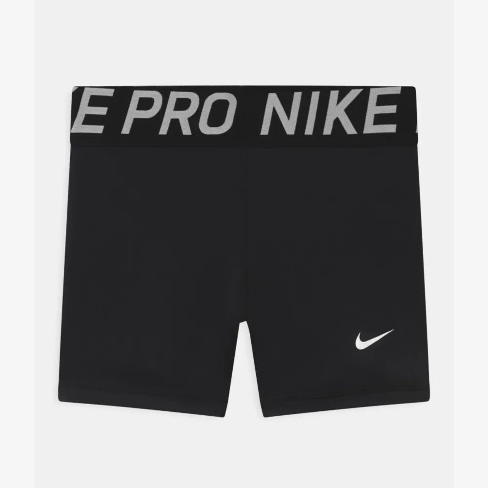 Nike pro shorts som knappt är använda . Sport & träning.
