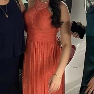 Balklänning - Korall rosa balklänning i mycket bra skick. Storlek S/36. Pris går att diskutera