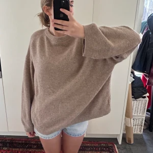 Arket tröja  - Säljer mina super fina arket tröja som är väldigt poppis. I väldigt bra skcik. Nypris  ca 800