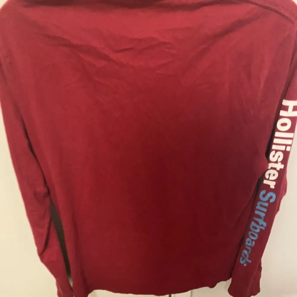 Säljer denna röda Hollister långärmade tröjan då den inte kom till användning. Tröjan är använd fåtal gånger och är i bra skick med storlek S. Skönt material som passar perfekt till sommarn, hör av dig för mer info!!!. Tröjor & Koftor.