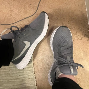Nike revolution  - Något Använda men i mycket gott skick, endast ett fåtal fläckar fram på skon men går garanterat bort i tvätten!