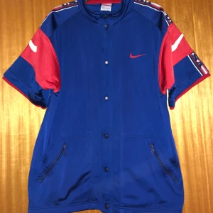 Nike 90s tshirt  - Vintage Nike tshirt med knappar  Xl herr  Super cool   