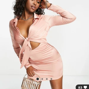 Rosa satin klänning - Denna klänning är endast använd en gång. Jätte fin klänning för utekvällar/fest. Den är köpt för 500 kr på asos och säljer den nu för 250 kr🥰🥰