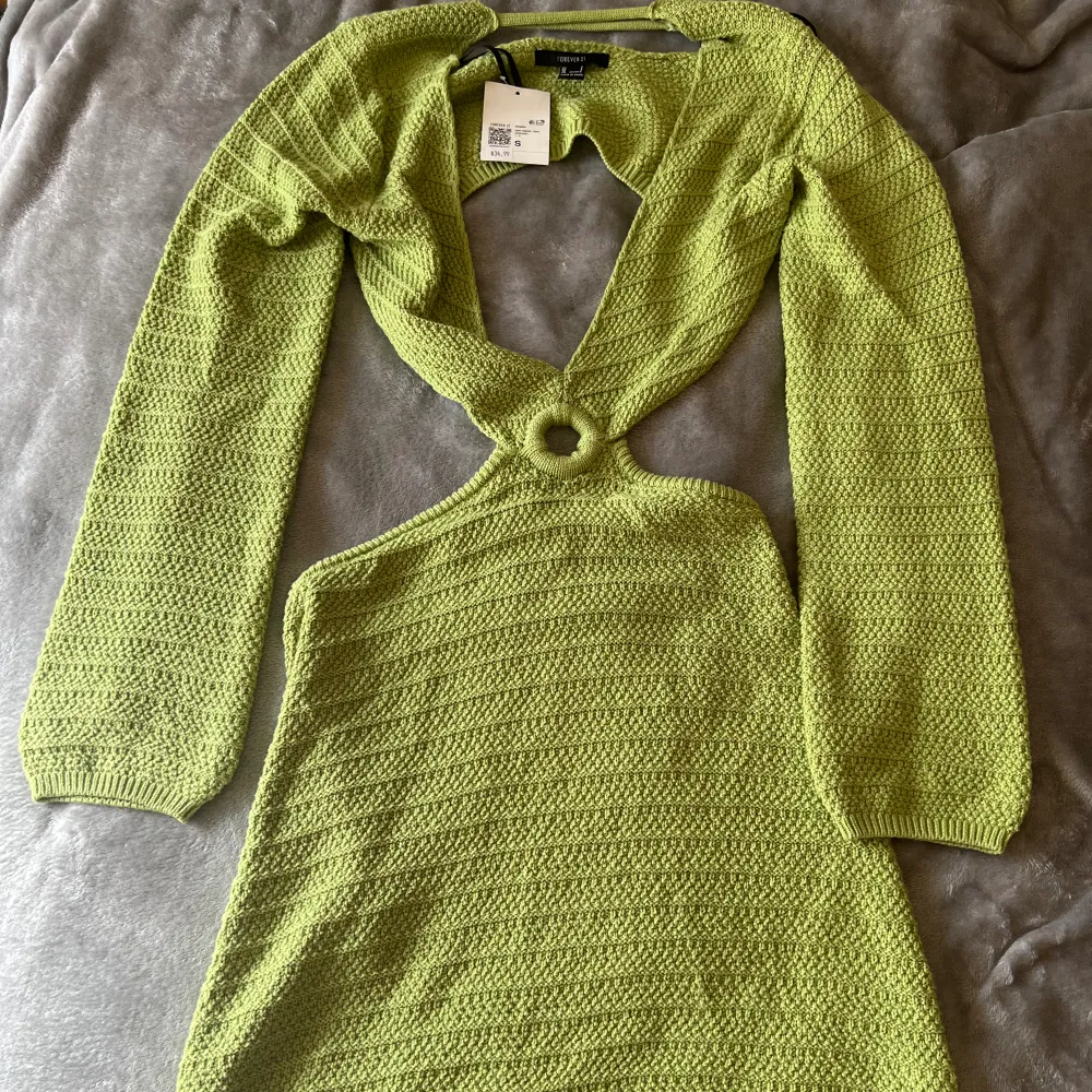 Fin grön klänning från Forever 21, helt ny med prislapp kvar. Storlek S <3. Klänningar.