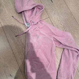 Säljer två rosa Juicy Couture tröjor med strass på ryggen.  Strl: XS Nyskick Pris 400kr styck 