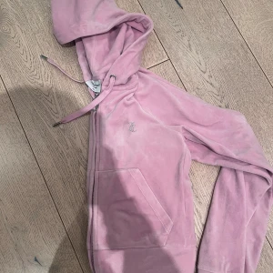 Rosa Juicy Couture tröja med strass - Säljer två rosa Juicy Couture tröjor med strass på ryggen.  Strl: XS Nyskick Pris 400kr styck 