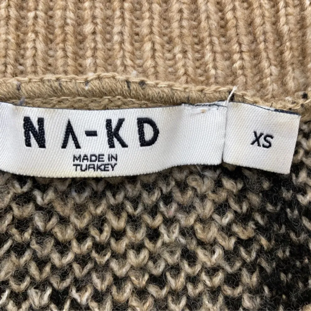 Stickad tröja från NAKD. Bra skick och värmer bra. Beige med svarta ränder 💞. Tröjor & Koftor.