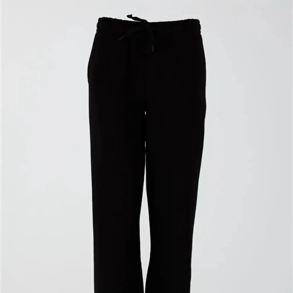 Säljer dessa populära byxor säljer även i grå är inte hundra om de är xs eller s så kom privat så kollar jag. Jeans & Byxor.
