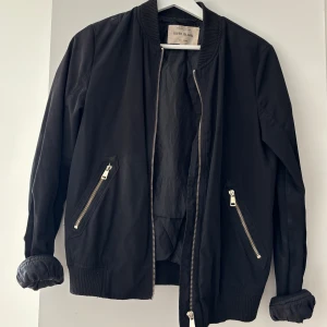 Svart bomberjacka - Svart bomberjacka. Använd men fint skick, dock inte tvättad så är lite smutsig, därav sänkt pris!