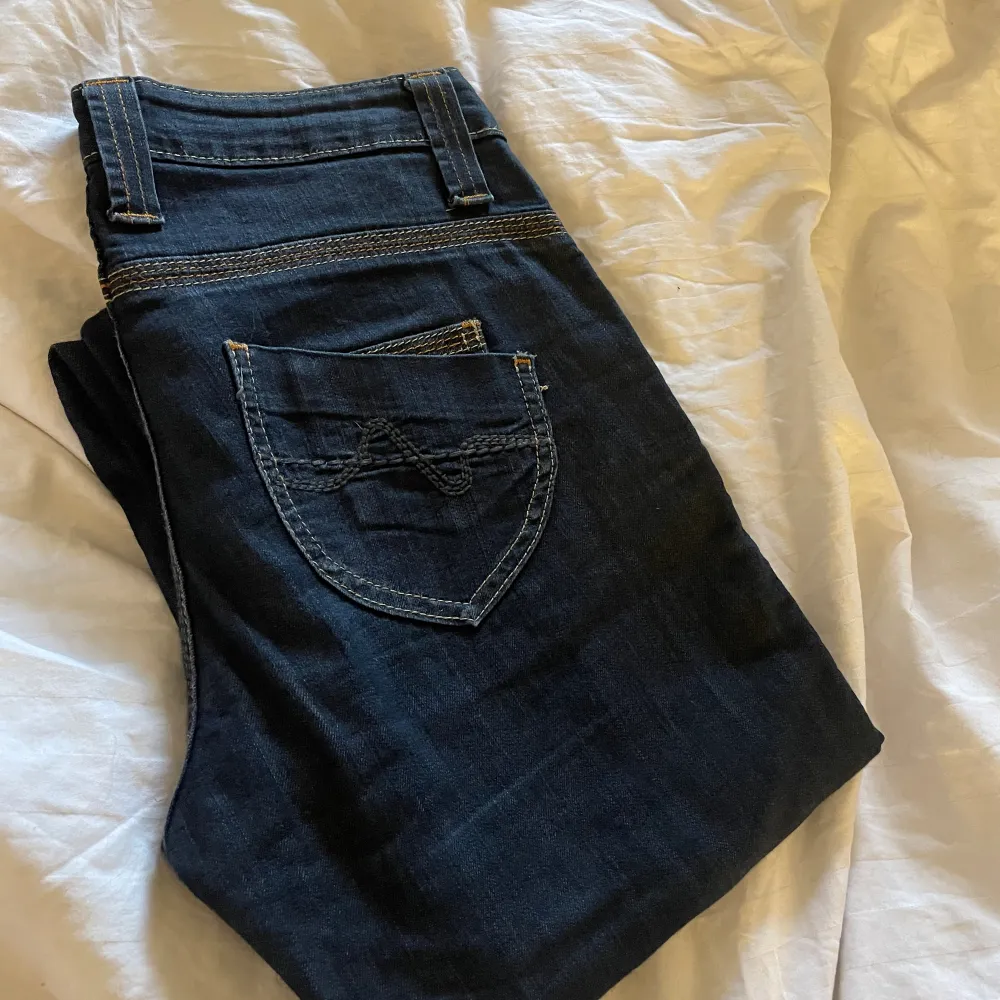 Superfina marinblåa jeans med snygga fickor💕 Strl: W28 L32. Köpta på Vinted men tyvärr för små för mig. Färgen framgår bäst på bild 2💕 skriv vid frågor!💕 pris kan diskuteras!. Jeans & Byxor.