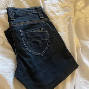 Superfina marinblåa jeans med snygga fickor💕 Strl: W28 L32. Köpta på Vinted men tyvärr för små för mig. Färgen framgår bäst på bild 2💕 skriv vid frågor!💕 pris kan diskuteras!