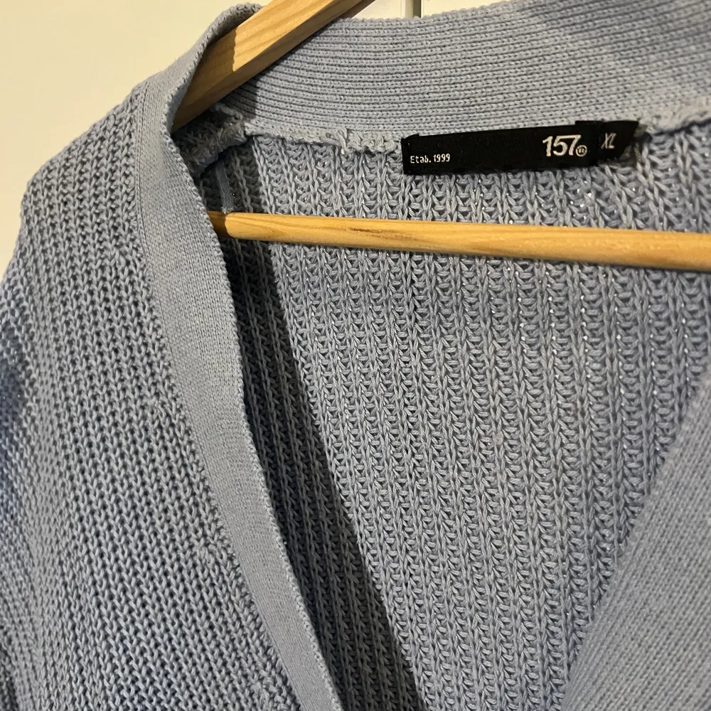 En jätte fin ljus blå stickad tröja från Lager 157 som är köpt för ungefär 2,5 år sen.  Den är använd några gånger men är i princip som ny.  Den är långärmad och man kan ha den som både kofta men även bara en tröja.. Tröjor & Koftor.