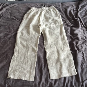 Arket linnebyxor - Säljer nu mina linnebyxor från arket. I princip nyskick. Storleken på byxorna är S, lite korta för mig och jag är 180cm. Pris kan diskuteras.