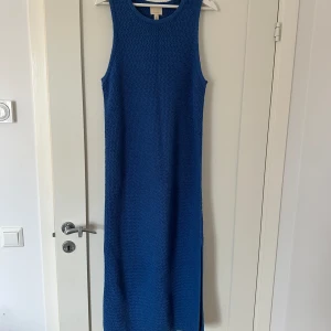 Stickad klänning - Stickad klänning från H&Ms premium collection. Strl M. Aldrig använd.