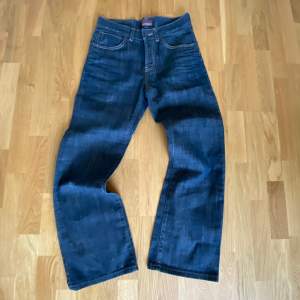 Säljer ett jeans som är i väldigt bra skick som är retro 90s stil passar båda tjej & kille skriv skriv för mer info