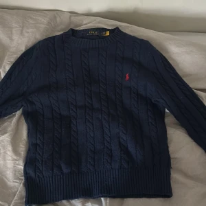 Ralph lauren cotton cable pullover - Köpt från Cate of Carl. Skick 9/10. Har tyvärr växt ur den så det är därför jag säljer den. Riktigt fet och passar bra med t.ex. En skjorta men även som en vanlig tröja. Stilren och lätt  att matcha. Bara å skriva om du undrar något☺️