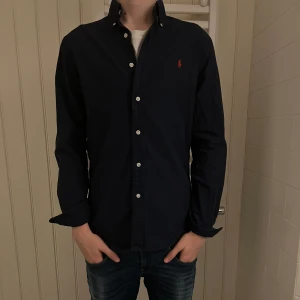 Polo Ralph lauren - Säljer denna Ralph lauren skjortan i skick 9 av 10 då skjortan knappt är använd och inte har några skador. Storlek S.  Ord pris 1200kr men vårat är 449 kr. Hör av er ifall ni har frågor eller funderingar