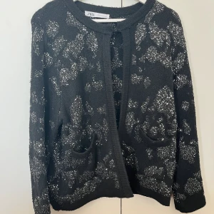 Snygg kofta från zara - Jättefin kofta från zara som jag bara använt en gång, jättefint med massa paljetter. Storlek XL men väldigt lite i storleken och passar mig som har S! 