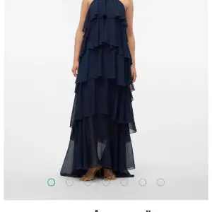 Säljer denna fina klänning som passar till bal/brölop Helt slut såld på hemsidan  Prislappen kvar och ej använd!