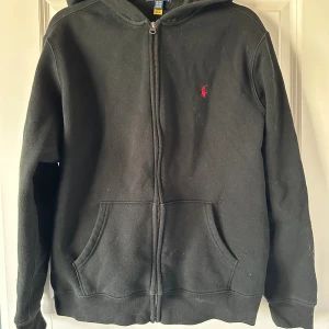 Ralph lauren zip - Köpt ny ifrån kidsbrandstore! Använd ca 3 gånger! Storlek S! 