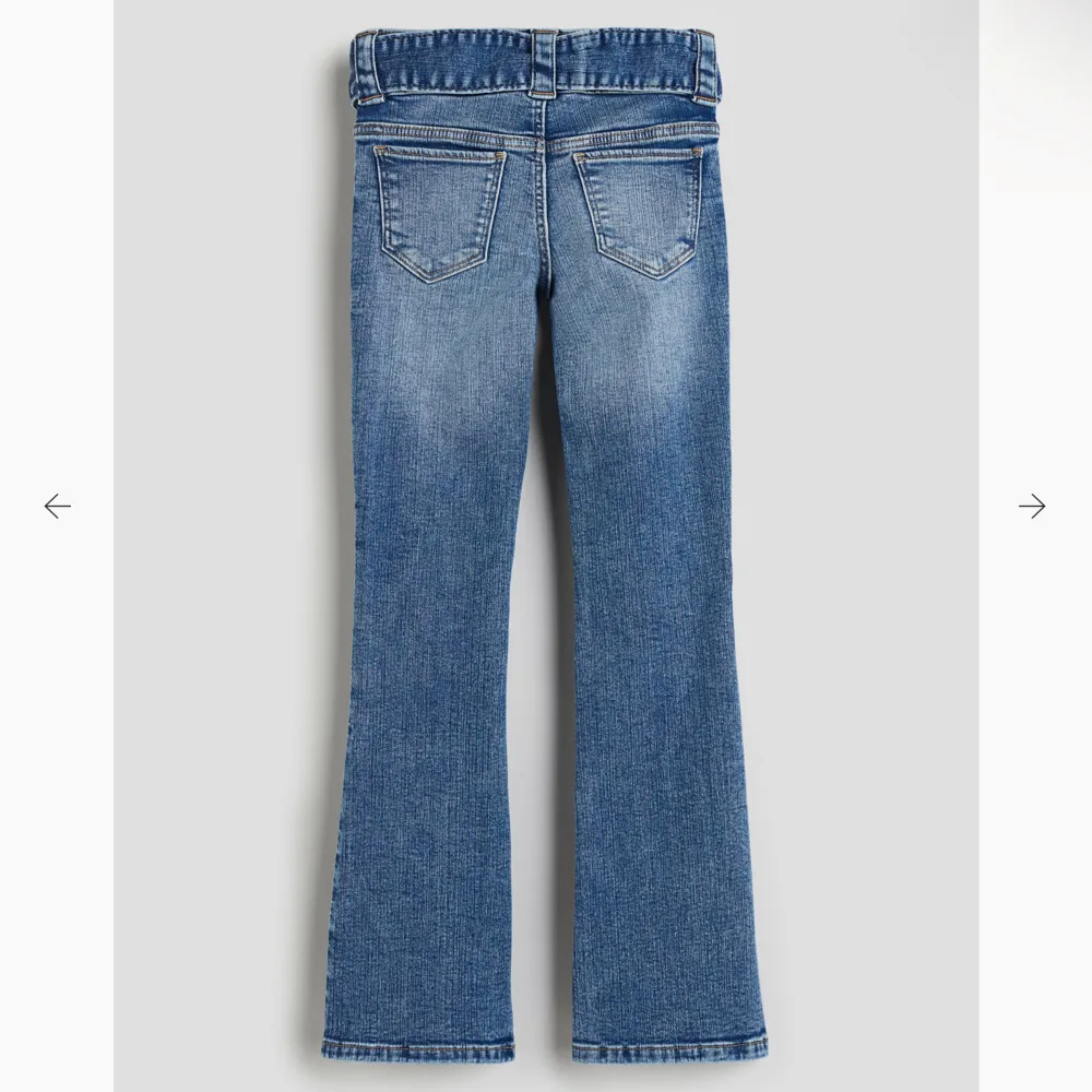 Jag säljer mina assnygga jeans från H&M då jag hade önskat att de var lite längre. Köpta på barnavdelningen. Bilderna är från Hm hemsida ❤️😍jag är 172 för referens. Jeans & Byxor.