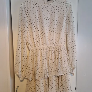Klänning stl. 36 - Fin klänning från gina tricot i storlek 36. Använd 1 gång  Vit med svarta prickar