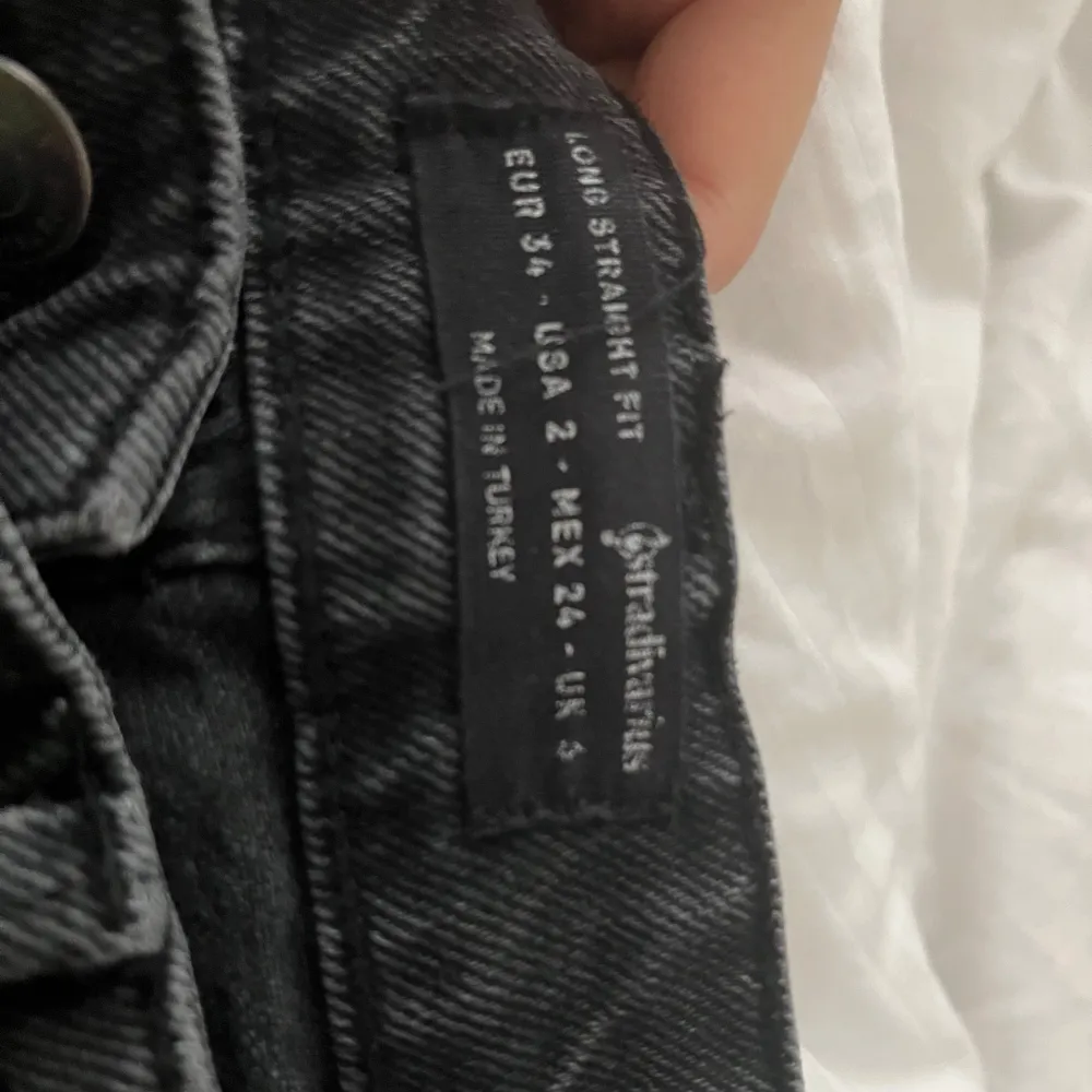 Fina jeans från stradivarius i storlek xs. dem är lite små vid midjan för mig som har S men sitter bra på resten. Skriv om frågor! ❤️. Jeans & Byxor.