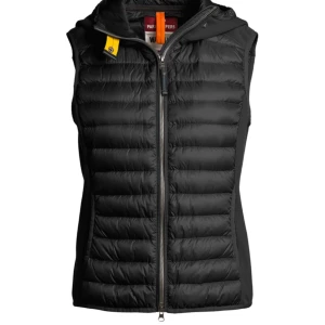 Parajumpers, Nikky Fleece Vest  - Nikky Vest i färgen är en isoleringsväst i ett klassiskt parajumpers utförande. Perfekt för mellansäsongernas svajiga väder! 💨☔️