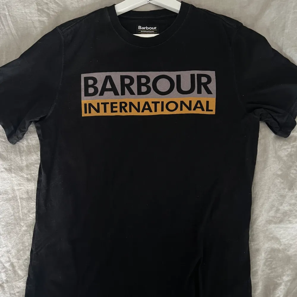 Barbour T-shirt med klassiskt tryck. Skick 10/10. T-shirts.