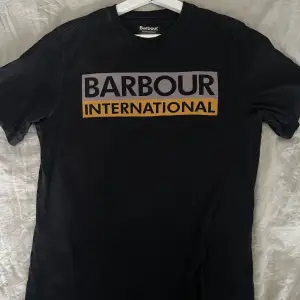 Barbour T-shirt med klassiskt tryck. Skick 10/10