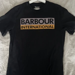 Barbour T-shirt  - Barbour T-shirt med klassiskt tryck. Skick 10/10