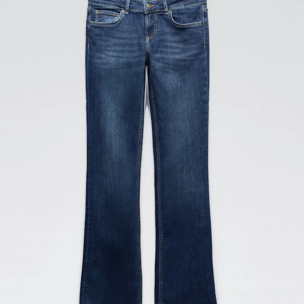Mörkblåa zara jeans köpa våren 2023, tror inte de finns kvar. Bra skick men ett litet slitage längst ner på ena byxbenen (se bild 3). Skriv privat om ni har frågor och köp gärna via köp nu💞. Jeans & Byxor.