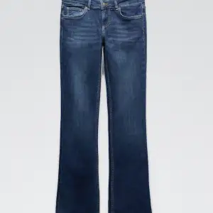 Mörkblåa zara jeans köpa våren 2023, tror inte de finns kvar. Bra skick men ett litet slitage längst ner på ena byxbenen (se bild 3). Skriv privat om ni har frågor och köp gärna via köp nu💞