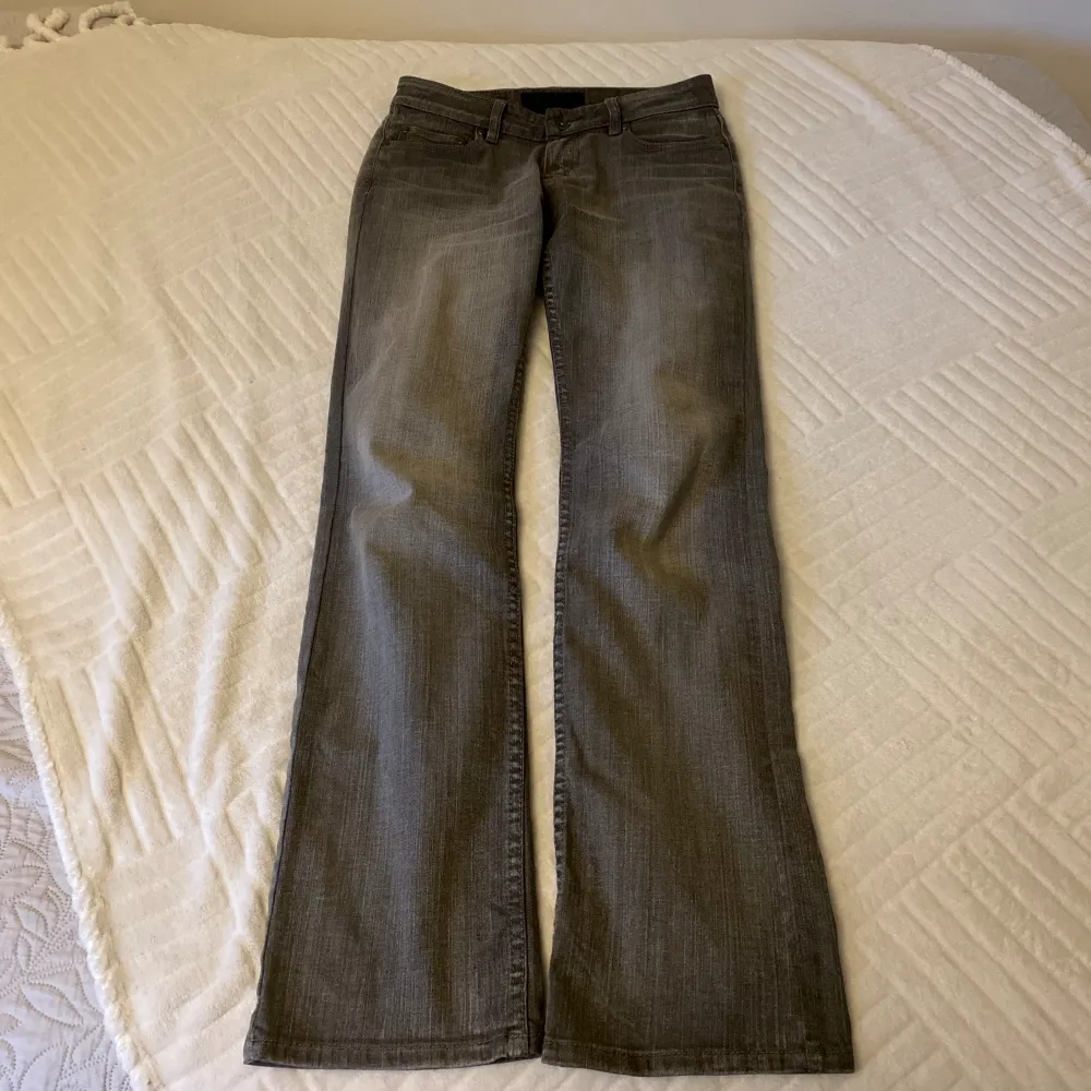 snyggastee grå jeansen i fint skick! storlek 34, midjemått: 35cm innerbenslängd: 80cm. passar till allt ✨. Jeans & Byxor.