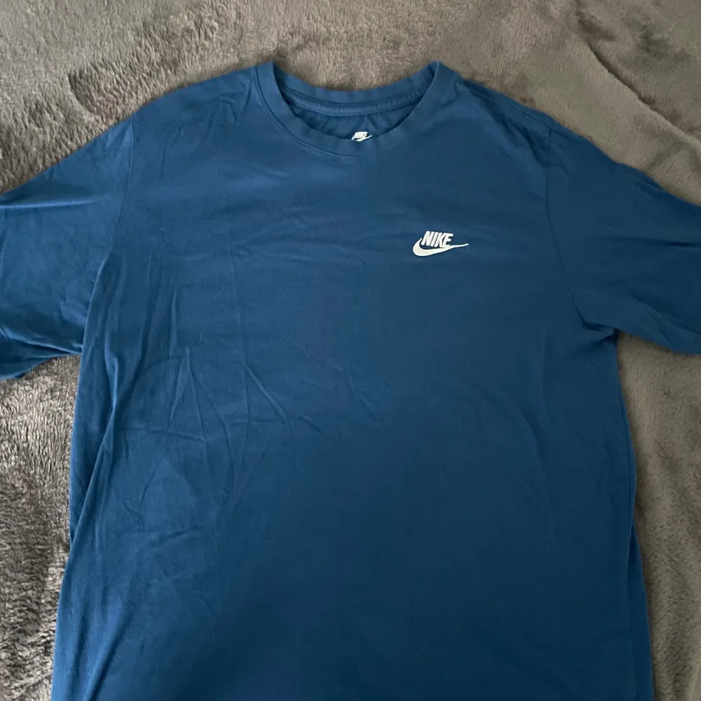 Blå Nike tshirt perfekt inför sommaren! Använd endast 1 gång . T-shirts.