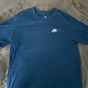 Nike Tshirt  - Blå Nike tshirt perfekt inför sommaren! Använd endast 1 gång 
