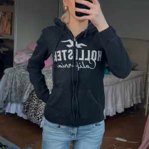 Hollister kofta - Hollister koftan storlek xs enligt lapp, vill man att den ska sitta tajtare passar den en s/m. Vill du köpa trycker du på köp nu, jag postar inom 24h