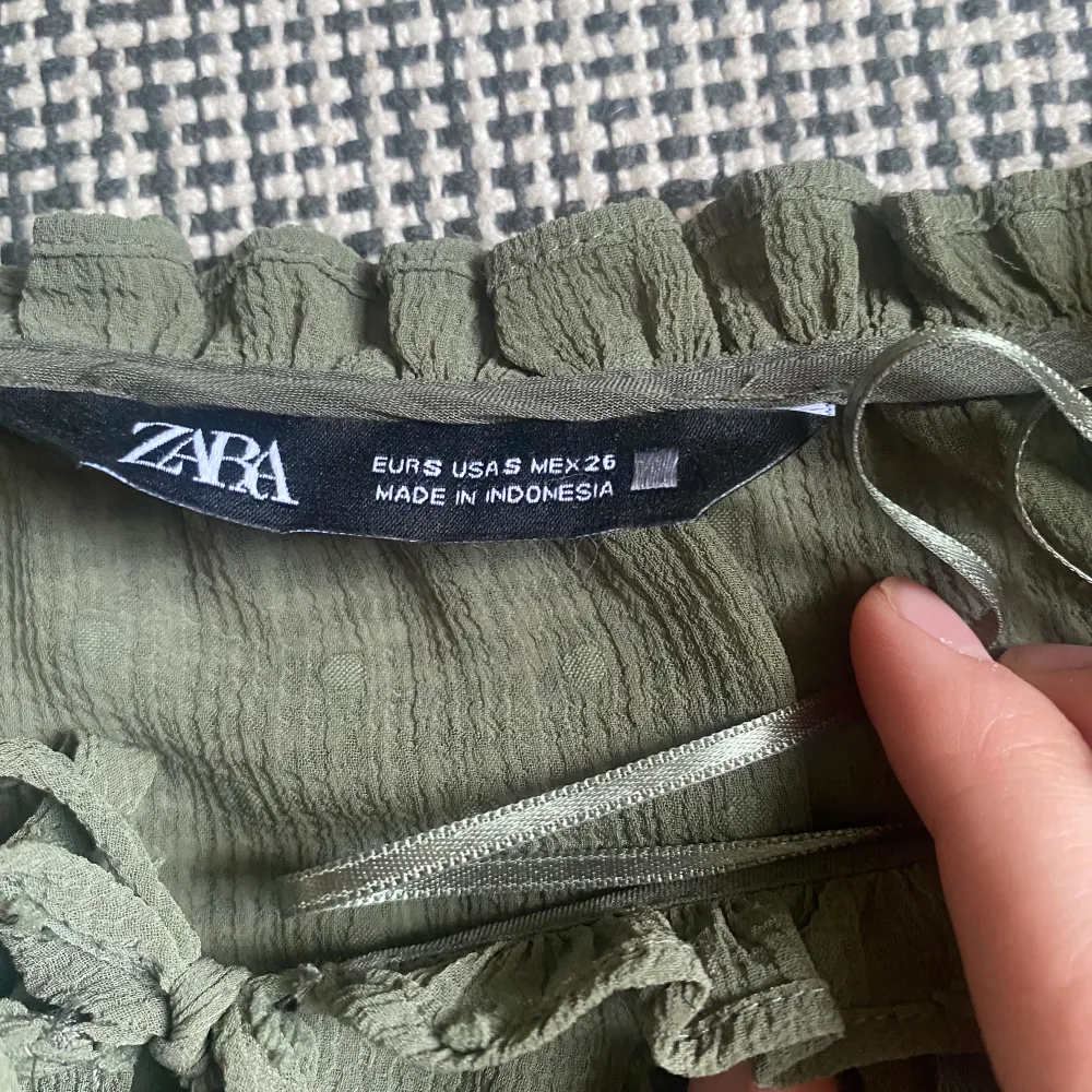 Super skön, lufitig, grön tröja ifrån Zara:) använd ett par gånger, mem i ny skick💞. Blusar.