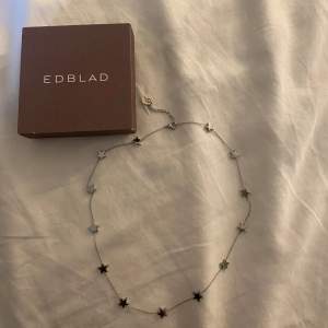 Jätte fint halsband från Edblad. Knappt använd och orginalask skickas med. Ny pris 399. Det är rostfritt och nickelsäkert. Hör av er om det finns några funderingar 