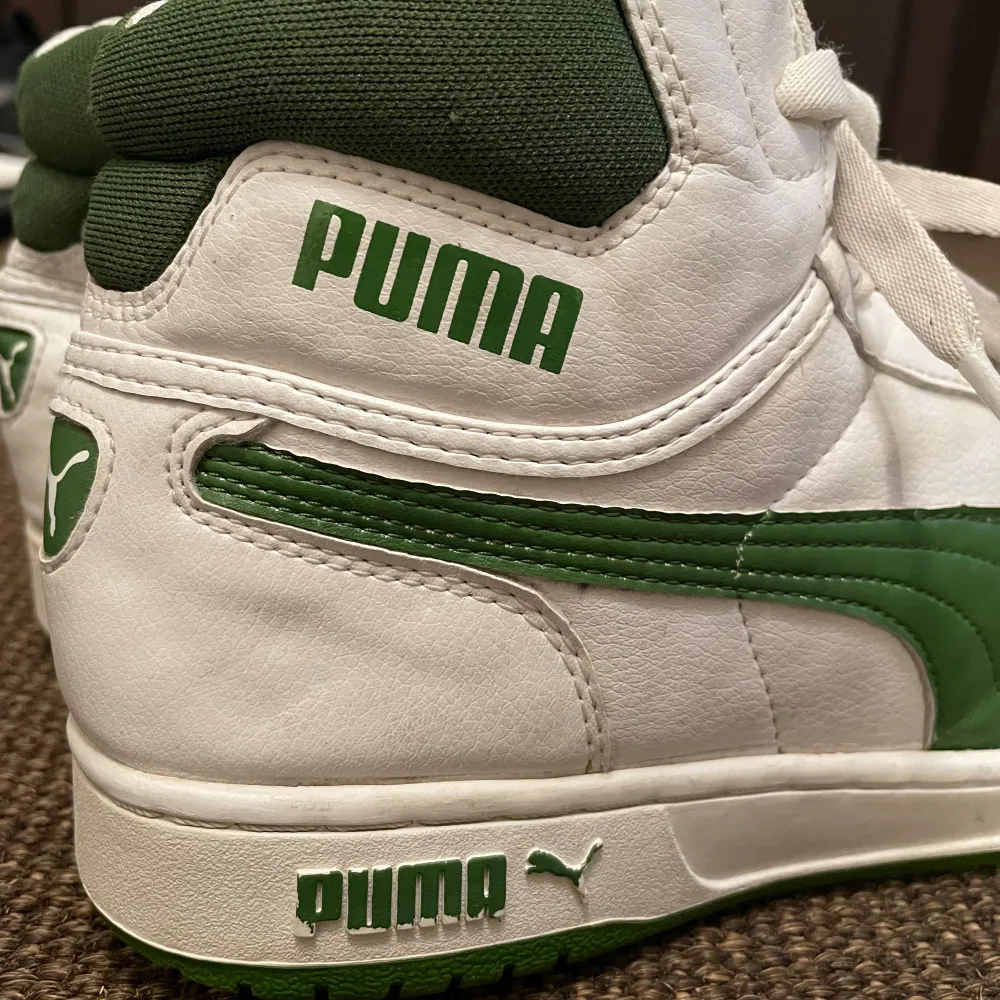 Vita och gröna sneakers från Puma, perfekta vårskor! Använda men fortfarande i fint skick. Storlek 39. Skor.